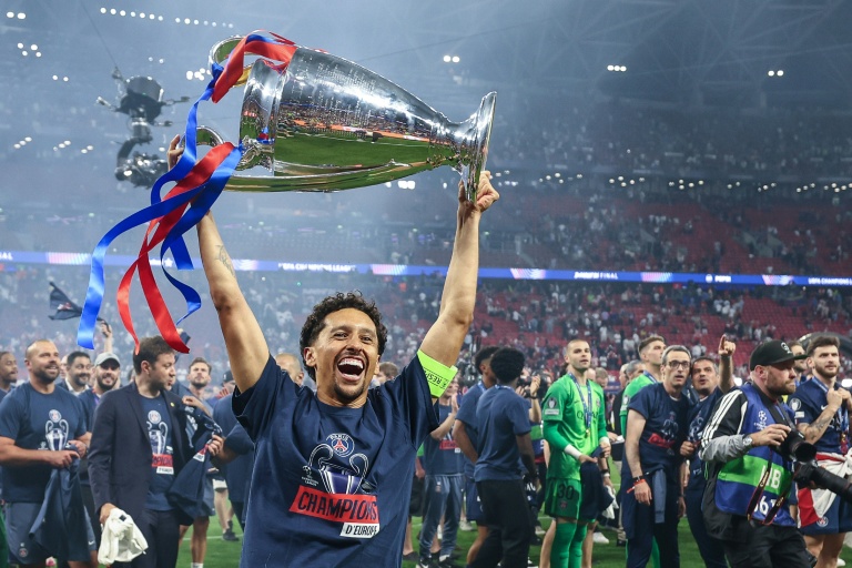 Marquinhos et le reste du Paris Saint-Germain célèbrent leur victoire en Ligue des Champions face à Arsenal, le 30 mai 2026 au Puskas Arena de Budapest
