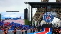 Vue du Champs-de-Mars où les joueurs du PSG vont être fêtés après leur deuxième titre en Ligue des champions, tandis que leur avion apparaît sur l'écran géant à son arrivée à Charles-de-Gaulle, le 30 mai 2026 à Paris