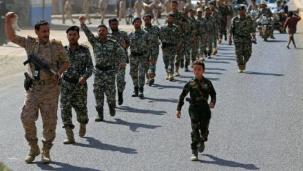 Des partisans des autorités houthies défilent lors d'un rassemblement visant à recruter de nouveaux combattants, le 10 septembre 2026 à Sanaa, au Yémen