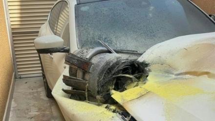 Photo diffusée par l'Agence de presse saoudienne (SPA) le 14 octobre 2026 montrant les restes d'un projectile sur le toit d'un véhicule endommagé, dans un immeuble résidentiel à Riyad après une frappe