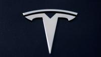 Le logo Tesla sur une voiture  Lyon le 2 avril 2025