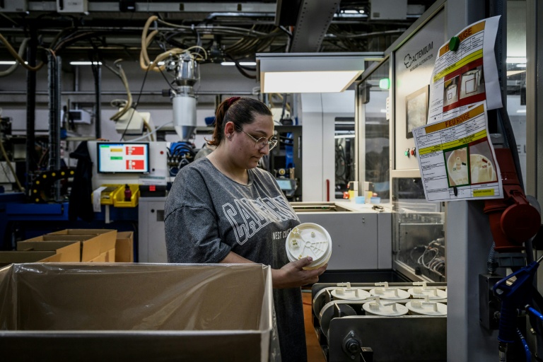 Une employée de l'usine Francia, spécialisée dans l'injection et le moulage de plastique, le 16 avril 2026 à Bellignat, dans l'Ain 