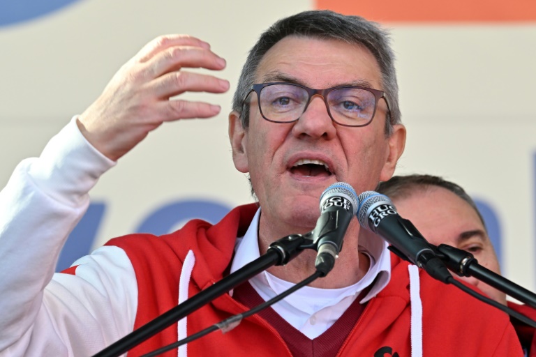 Maurizio Landini, secrétaire général du syndicat italien CGIL, s'adresse à la foule sur la Piazza del Popolo à Rome, le 17 novembre 2023