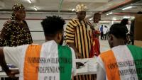 Des représentants de la commission électorale supervisent les opérations de vote pour la présidentielle ivoirienne, à Abidjan le 25 octobre 2025