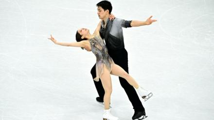 Le couple japonais Riku Miura et Ryuichi Kihara lors du programme libre des Jeux olympiques de Milan-Cortina le 16 février 2026 à Milan (Italie)
