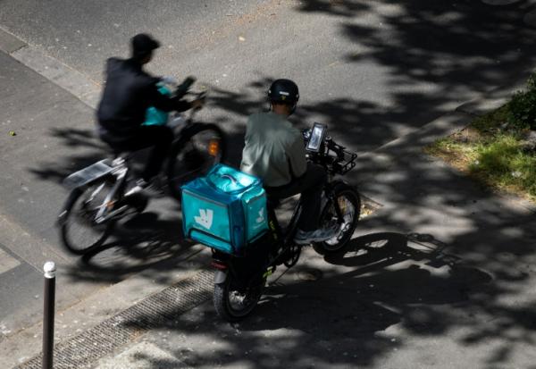 Des livreurs Deliveroo à vélo dans une rue de Paris, le 28 avril 2026