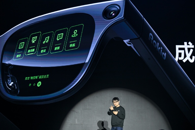 Cette photo, prise le 13 novembre 2025, montre Misa Zhu, PDG et fondatrice de Rokid, s'exprimant lors d'une présentation des nouvelles lunettes Rokid, fruit d'une collaboration avec Bolon, à Hangzhou, dans la province du Zhejiang, en Chine orientale