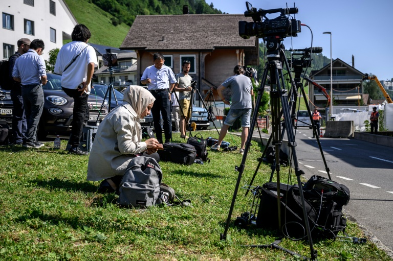 Des journalistes attendent devant le complexe hôtelier de luxe de Bürgenstock, en Suisse, avant le début de négociations de paix entre l'Iran et les Etats-Unis, le 19 juin 2026