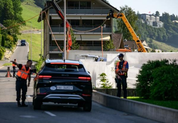 La police suisse sécurise l'accès au complexe hôtelier de luxe du Bürgenstok (en haut à droite), avant les pourparlers de paix entre l'Iran et les Etats-Unis, le 19 juin 2026 