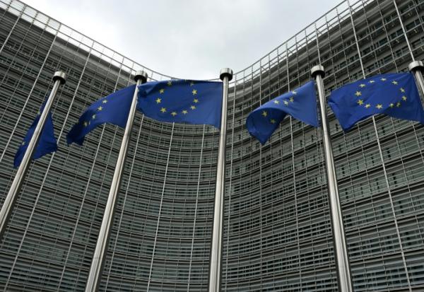 Les drapeaux de l'Union européenne, devant la Commission à Bruxelles, le 9 juin 2026