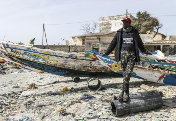 Le pêcheur Ibrahima Mar sur un quai de pêche à Rufisque, le 3 mars 2026, au Sénégal