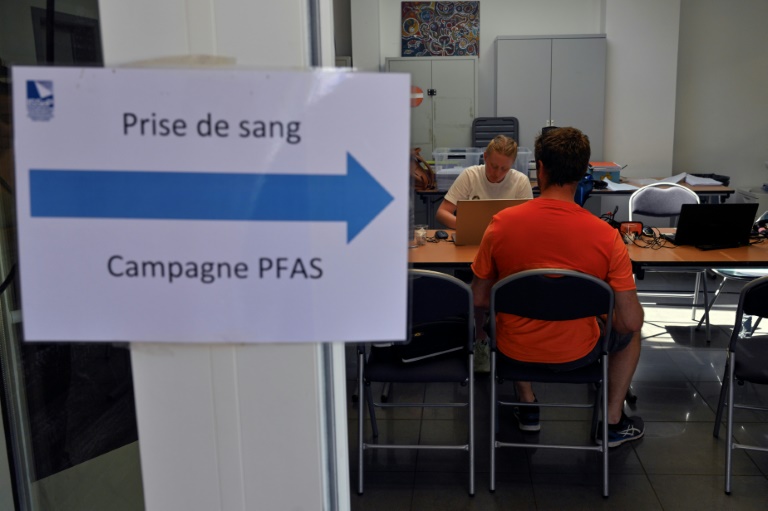 Au cours d'une campagne de détection de PFAS dans les corps humains, à Braine-le-Château, en Belgique, le 19 juin 2025