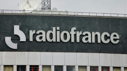 Les radios publiques, privées et associatives ont demandé lundi aux pouvoirs publics en France et en Europe de rendre obligatoire l'installation de récepteurs hertziens dans les voitures neuves