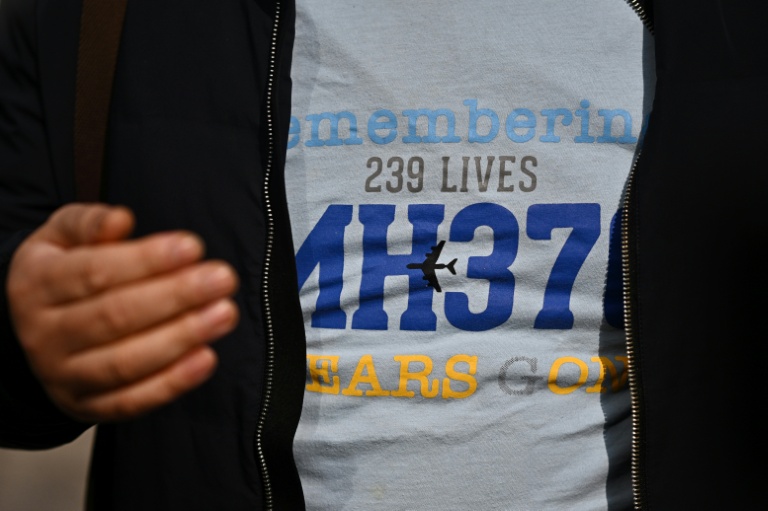 Un proche d'un passager du MH370 disparu porte un t-shirt de commémoration le 8 mars 2025, 11 ans après le drame