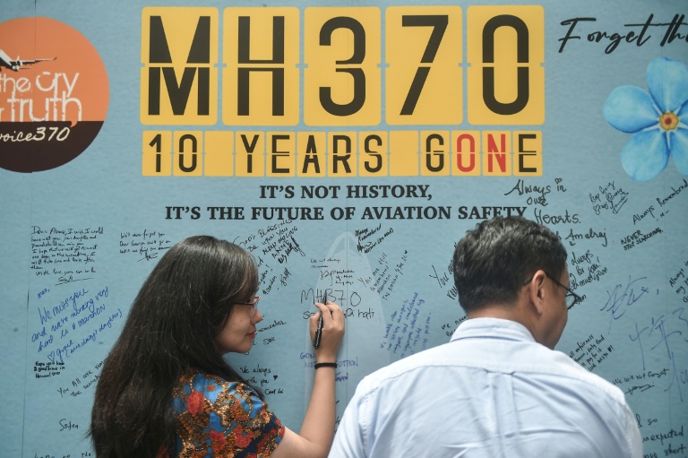 Une femme écrit un message lors d'un évènement organisé par des proches de passagers du MH370 pour les dix ans  de la disparition de l'avion à Subang Jaya, en Malaisie, le 3 mars 2024