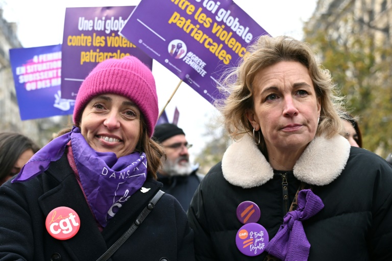 La dirigeante de la CGT, Sophie Binet (g), et son homologue à la CFDT, Marylise Léon, le 22 novembre 2025 à Paris