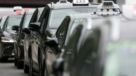 Manifestation de taxis à Saint-Denis en Seine-Saint-Denis, le 21 mai 2025