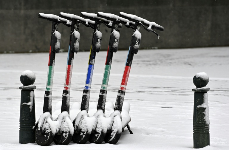 Des trottinettes électriques de l'opérateur Dott à Bruxelles le 8 février 2021