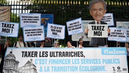 Manifestation près du Sénat à Paris à l'appel de plusieurs ONG en faveur d'une taxation des ultra-riches, le 12 juin 2025