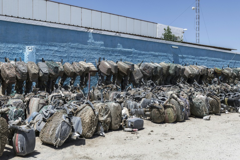 Des moteurs saisis, utilisés sur des pirogues pour la pêche illégale et l'immigration clandestine, à la base des garde-côtes mauritaniens à Nouadhibou (Mauritanie), le 23 avril 2026