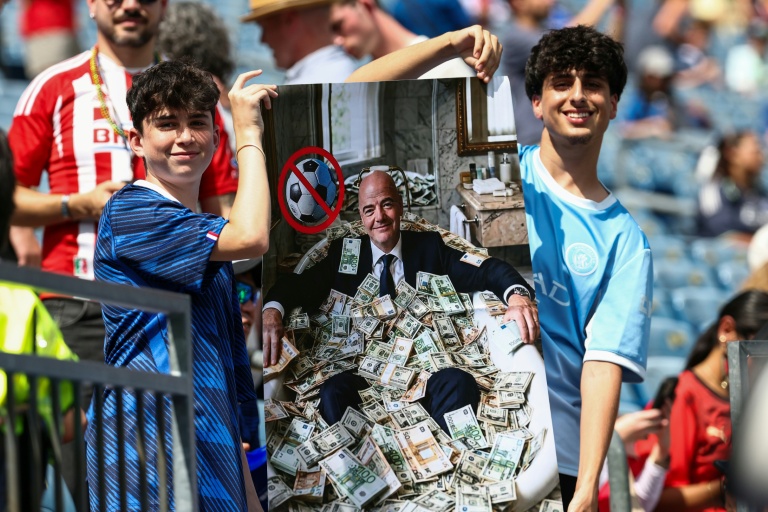 Des supporters présentent une affiche représentant le président de la Fifa, Gianni Infantino, dans une baignoire de billets, lors du quart de finale du Mondial-2026 entre la France et le Maroc à Foxborough, le 9 juillet 2026