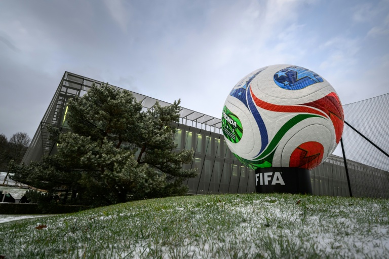 Réplique géante du ballon Trionda du Mondial-2026, devant le siège de la FIFA à Zurich (Suisse), le 20 novembre 2025