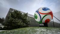 Réplique géante du ballon Trionda du Mondial-2026, devant le siège de la FIFA à Zurich (Suisse), le 20 novembre 2025