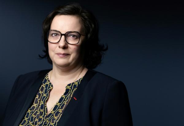 Emmanuelle Cosse, présidente de l'Union sociale pour l'habitat (USH), pose pour l'AFP à Paris le 25 novembre 2025