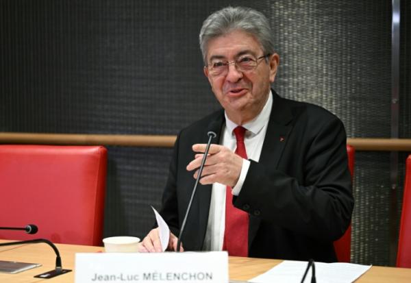 Le leader de La France insoumise Jean-Luc Mélenchon lors de son audition devant la commission d'enquête parlementaire sur des liens supposés entre mouvements politiques et réseaux islamistes, le 6 décembre 2025 à Paris