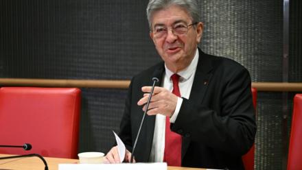 Le leader de La France insoumise Jean-Luc Mélenchon lors de son audition devant la commission d'enquête parlementaire sur des liens supposés entre mouvements politiques et réseaux islamistes, le 6 décembre 2025 à Paris
