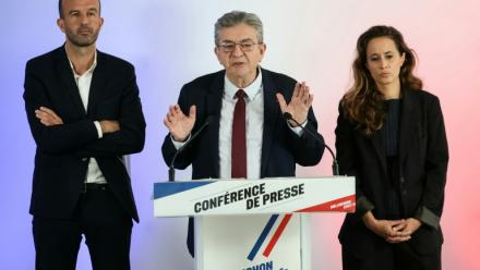 Le candidat LFI à la présidentielle Jean-luc Mélenchon (c), le coordinateur national de La France insoumise, Manuel Bompard et la députée LFI du Val-de-Marne Clémence Guetté à Paris le 23 septembre 2026