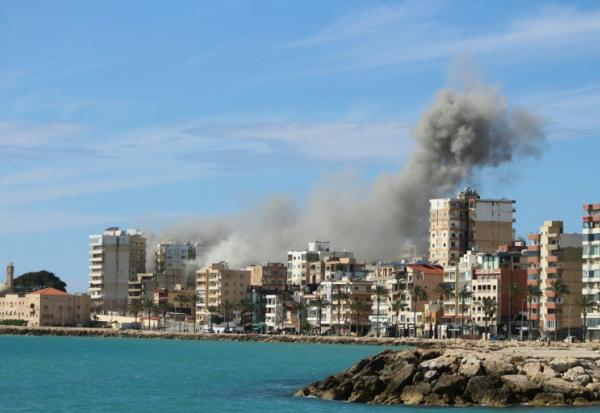 Nuage de fumée après une frappe aérienne israélienne visant la banlieue est de la ville de Tyr, dans le sud du Liban, le 24 mars 20224
