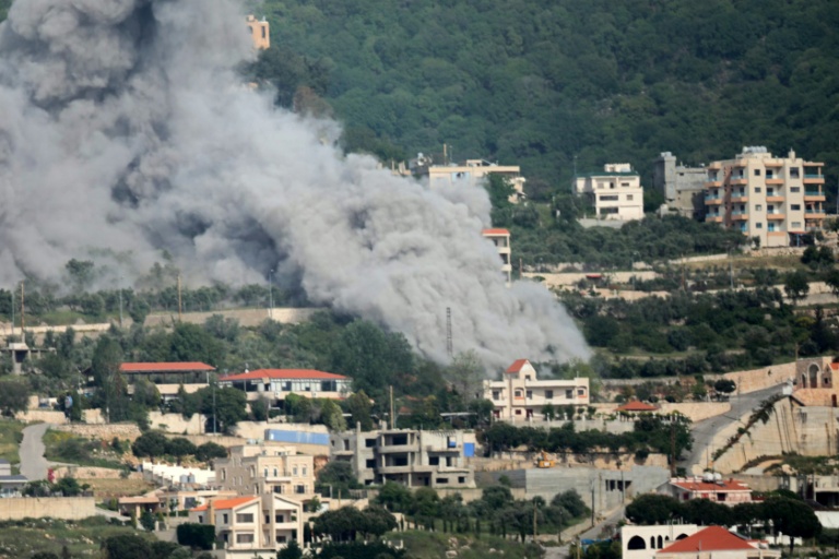 Une frappe aérienne israélienne sur le village e Jajouaa, dans le sud du Liban, le 13 mai 2026