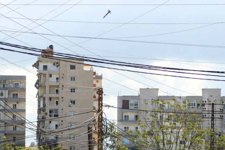 Un projectile est aperçu quelques instants avant de percuter un bâtiment lors d’une frappe aérienne israélienne dans la zone d’Abbasiyeh, en périphérie de la ville de Tyr, dans le sud du Liban, le 8 avril 2026