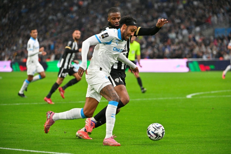 L'attaquant de l'OM Pierre-Emerick Aubameyang au duel avec le défenseur d'Angers Ousmane Camara, à Marseille, le 31 octobre 2025