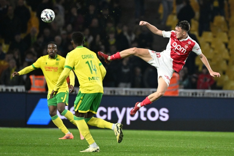 Le milieu de terrain russe de l'ASM Aleksandr Golovin (D) reprend le ballon en l'air face à Nantes, le 3 octobre 2025