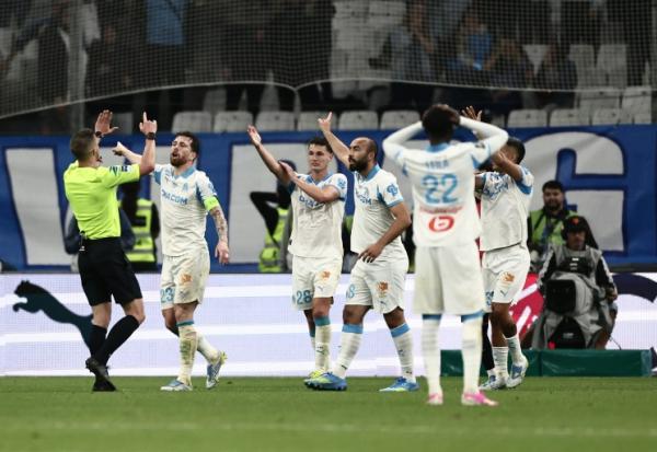 Les joueurs marseillais en discussion avec l'arbitre lors du match contre Nice, le 26 avril 2026 au Vélodrome