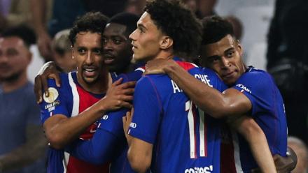 Le capitaine du PSG Marquinhos (à gauche) fêté par ses coéquipiers après son but contre Marseille, le 20 septembre 2026 au Vélodrome