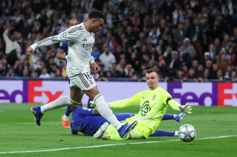 L'attaquant français du Real Madrid Kylian Mbappé (à gauche), auteur d'un doublé contre son ancien club Monaco en Ligue des champions, le 20 janvier 2026