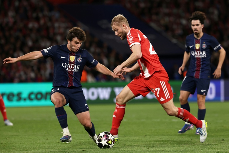 Le Parisien Joao Neves (G) et le joueur du Bayern Munich  Konrad Laimer lors de la demi-finale aller de la Ligue des champions remportée par le PSG 5-4, le 28 avril 2026 au Parc des Princes