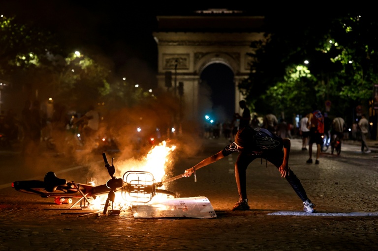 Une bicyclette en flammes sur les Champs-Elysées à Paris le 30 mai 2026