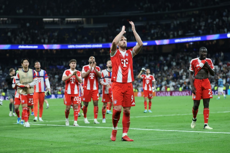 Les joueurs du Bayern Munich, Harry Kane en tête, communient avec leurs supporters à l'issue de leur victoire contre le Real Madrid au stade Santiago-Bernabeu, le 7 avril 2026 