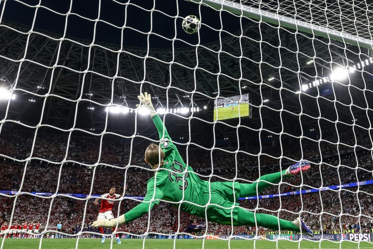 Le Brésilien Gabriel expédie son tir au but au-dessus du but de Matvei Safonov, en finale de la Ligue des champions entre le PSG et Arsenal, le 30 mai 2026 à Budapest