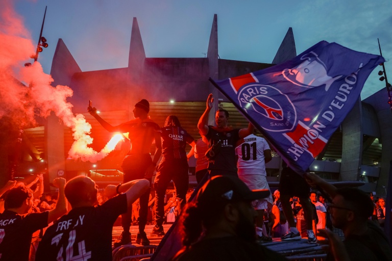 Des supporters parisiens fêtent le deuxième sacre d'affilée du Paris SG en Ligue des champions, le 30 mai 2026 à Paris
