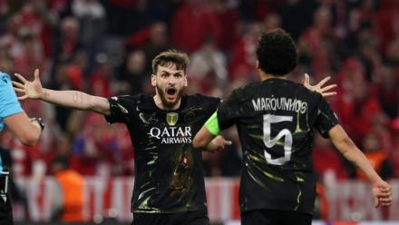 L'attaquant du PSG Khvicha Kvaratskhelia (G) face au capitaine Marquinhos lors de la qualification pour la finale de la Ligue des champions aux dépens du Bayern Munich, le 6 mai 2026 à l'Allianz Arena
