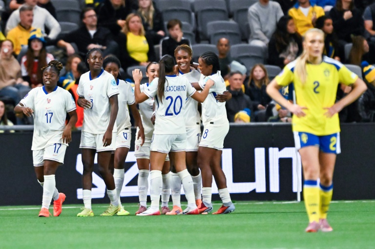 La Française Kelly Gago félicitée par ses coéquipières après son but en prolongation contre la Suède, le 2 décembre 2025 à Stockholm