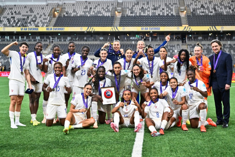 Les joueuses françaises fêtent leur médaille de bronze après avoir remporté la 3e place de la Ligue des nations aux dépens de la Suède, le 2 décembre 2025 à Stockholm