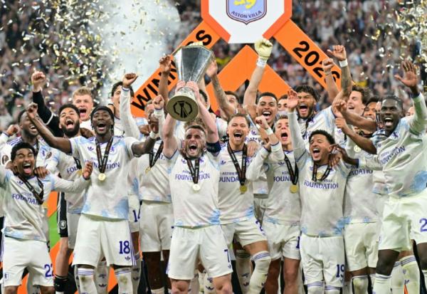 Le capitaine d'Aston Villa John McGinn soulève le trophée de la Ligue Europa après la victoire des Anglais en finale contre Fribourg mercredi à Istanbul.