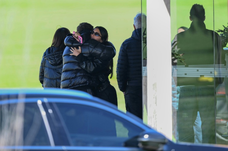 Messi, Antonela Roccuzzo, étreint un proche lors d'une cérémonie en l'honneur de son beau-père Jorge Messi, décédé la veille, le 9 août 2026 près de Rosario en Argentine