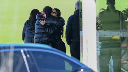 Messi, Antonela Roccuzzo, étreint un proche lors d'une cérémonie en l'honneur de son beau-père Jorge Messi, décédé la veille, le 9 août 2026 près de Rosario en Argentine